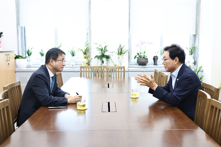 박완수 경남지사(오른쪽)와 한병도 민주당 원내대표. 경남도청 제공  