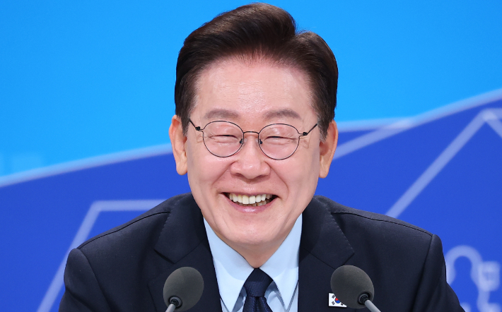 李대통령, 올해 여름휴가 반납…"참모들, 쉴 때는 쉬라"