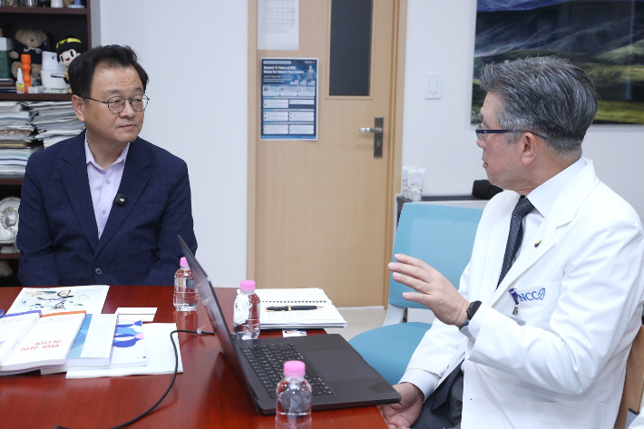 (왼쪽부터)민경선고양특례시장과 양한광 국립암센터 원장. 고양시 제공