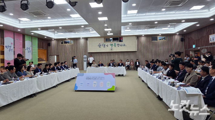 더불어민주당 순천시 당정협의회가 24일 순천시청 대회의실에서 열리고 있다. 박사라 기자 