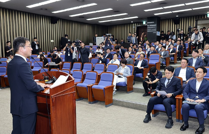 더불어민주당 한병도 대표 직무대행 겸 원내대표가 23일 국회에서 열린 의원총회에서 발언하고 있다. 연합뉴스