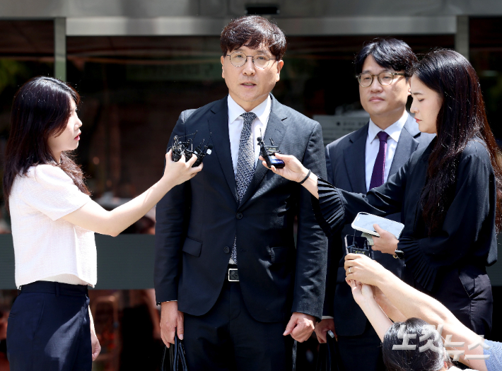 최태원 SK그룹 회장과 노소영 아트센터 나비 관장 재산분할 소송 파기환송심 선고 공판이 열린 24일 서울 서초구 서울고등법원에서 최 회장 측 이재근 변호사가 입장을 밝히고 있다. 이날 서울고법 가사1부는 최 회장이 노 관장에게 재산분할금 9440억원을 지급하라고 선고했다. 류영주 기자