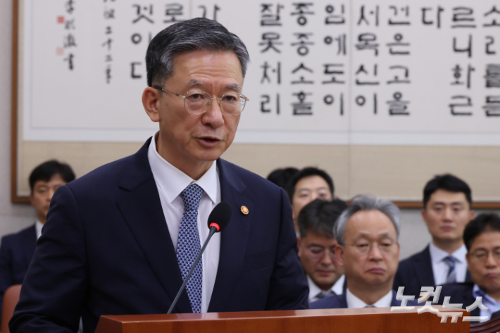정성호 법무부 장관이 22일 서울 여의도 국회에서 열린 법제사법위원회 전체회의 긴급현안질의에서 업무보고를 하고 있다. 윤창원 기자