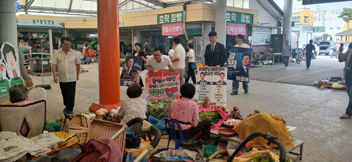 청청유랑단 회원들이 호남 지역 상가를 돌며 정청래 전 대표를 뽑아달라고 호소하고 있다. 청청유랑단 제공