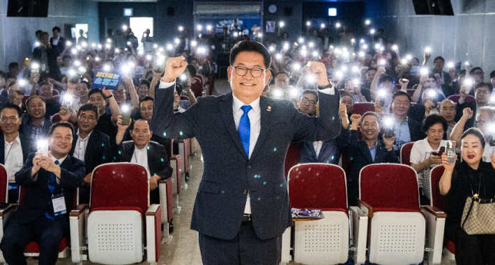 송영길 당 대표 후보가 15일 충남 천안시 천안축구센터에서 열린 송골매 전국모임에 참석해 기념 촬영을 하고 있다. 송영길 캠프 제공  