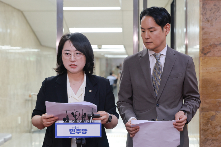 더불어민주당 이주희 원내대변인과 김한규 원내정책수석부대표가 24일 국회에서 검찰 보완수사권을 폐지하는 내용의 형사소송법 개정안을 논의하기 위해 비공개로 열린 의원총회 논의 내용을 설명하고 있다. 이 대변인은 이날 의총에서 보완수사권을 포함해 검찰의 직접수사 금지하는 형사소송법 개정안을 당론으로 추인했다고 밝혔다. 연합뉴스
