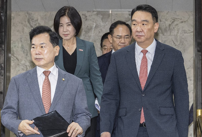 국민의힘 정희용 사무총장(오른쪽)과 김승수 원내운영수석부대표, 원내대표단이 24일 국회에서 열린 원내대책회의에 입장하고 있다.  정점식 원내대표는 이날 회의에 불참했다. 연합뉴스