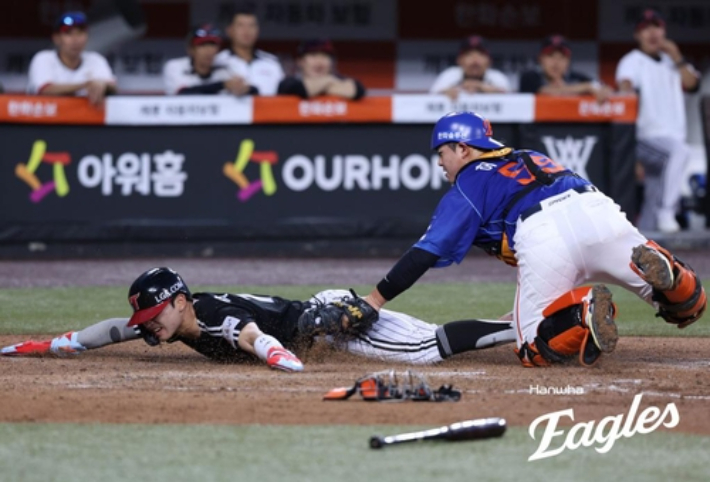 LG 박해민이 24일 한화와 원정에서 홈으로 쇄도하다 태그 아웃을 당하는 모습. 한화 이글스 