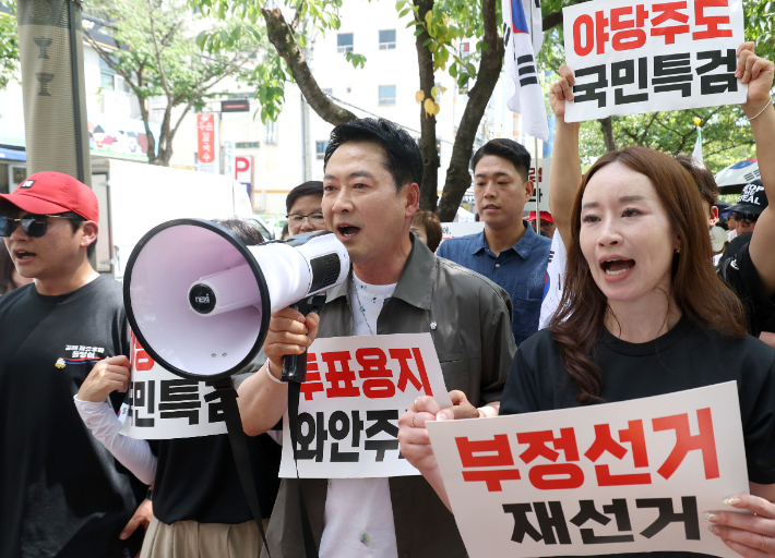 국민의힘 장동혁 대표가 25일 오후 경남 김해시 내동 거북공원에서 열린 6·3 참정권 침해 규탄 김해시민 집회 이후 참석자들과 행진하고 있다. 연합뉴스