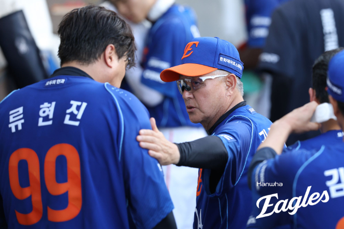 한화 류현진이 25일 조기 강판하자 김경문 감독이 다독이는 모습. 한화 이글스 