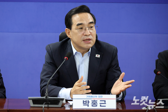 21일 서울 여의도 국회 의원회관에서 열린 2027년 예산안 당정협의에서 박홍근 기획예산처 장관이 발언을 하고 있다. 윤창원 기자