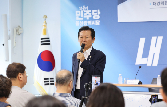 더불어민주당 정청래 당 대표 후보가 26일 울산시 남구 민주당 울산시당에서 열린 당원 간담회에 참석해 발언하고 있다. 연합뉴스