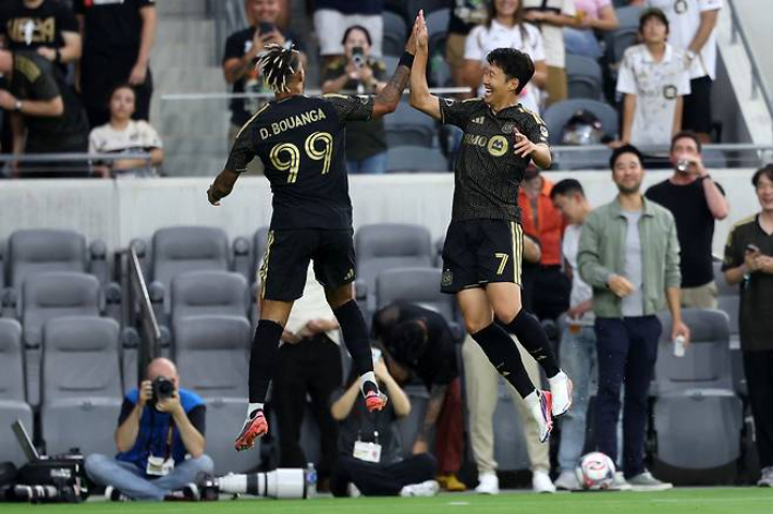 LA FC 손흥민(오른쪽)이 팀 동료 부앙가와 하이 파이브 세리머니를 펼치는 모습. 연합뉴스 