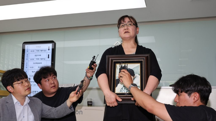 권경애 변호사의 재판 불출석으로 소송에서 진 학교폭력 피해자 유족 이기철씨가 19일 오후 권 변호사에 대한 징계위원회가 열리는 서울 서초구 대한변호사협회 회관에서 취재진과 인터뷰하고 있다. 연합뉴스