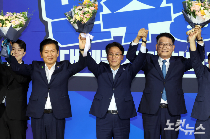 23일 서울 여의도 국회 의원회관에서 열린 더불어민주당 당대표·최고위원 선출을 위한 예비경선을 통과해 본경선에 진출한 김민석·정청래·송영길 당대표 후보가 기념촬영을 하고 있다. 윤창원 기자