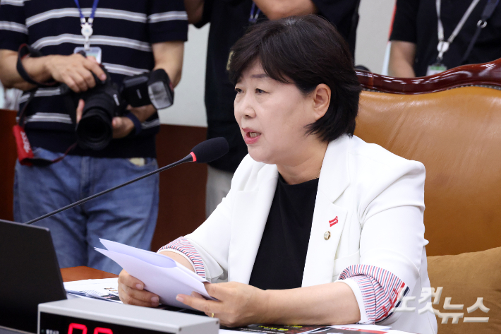15일 서울 여의도 국회에서 열린 법제사법위원회 전체회의에 야당인 국민의힘 의원들이 불참한 가운데 서영교 위원장이 발언을 하고 있다. 윤창원 기자