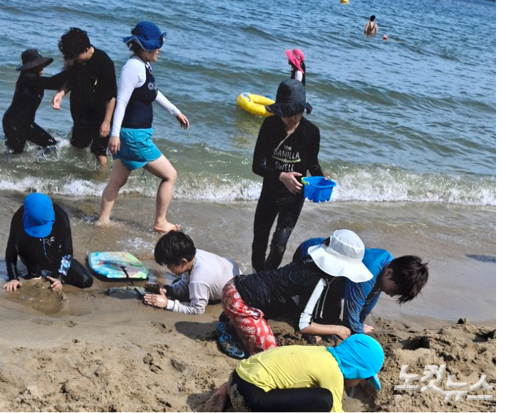 26일 부산 광안리해수욕장에서 모래놀이하고 있는 아이들. 강민정 기자