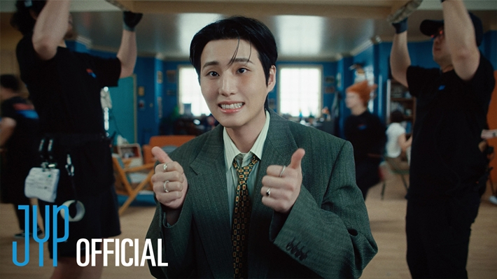 타이틀곡은 '셧 더 도어'다. 사진은 '셧 더 도어' 뮤직비디오 섬네일. JYP엔터테인먼트 제공