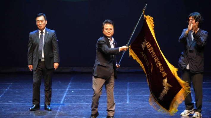 육동한 춘천시장은 지난 26일 부산 영화의전당 하늘연극장에서 열린 제44회 대한민국연극제 폐막식에 참가해 회기를 전달받았다. 춘천시 제공
