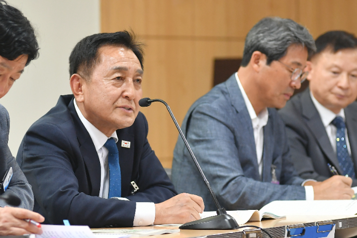 김세훈 화천군수가 지난 23일 국회에서 열린 '평화지역 지원 특별법(가칭) 제정을 위한 국회 정책 토론회'에서 발언하고 있다. 화천군 제공