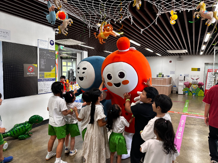제13회 명주인형극제를 찾은 어린이들. 강릉문화원 제공