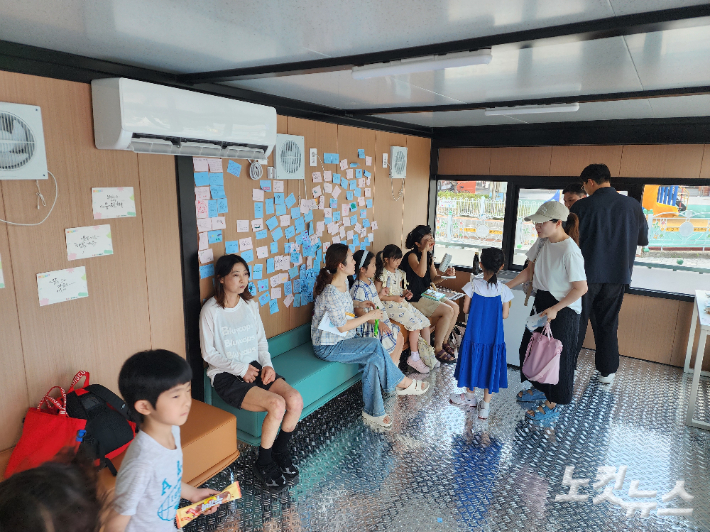 키즈스테이션은 아이들이 쉬어가는 공간인 동시에 학부모들이 자녀를 기다리는 쉼터로도 활용되고 있다. 최화랑 기자