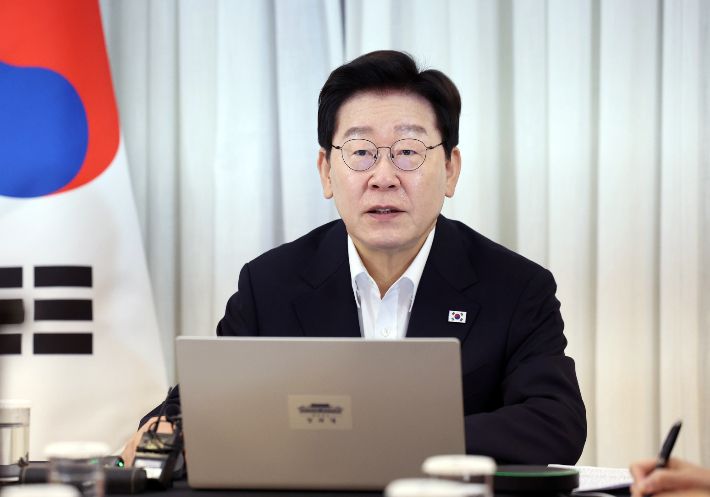 브라질을 국빈 방문 중인 이재명 대통령이 26일(현지시간) 브라질리아 한 호텔에서 화상 수석보좌관회의를 주재하고 있다. 연합뉴스