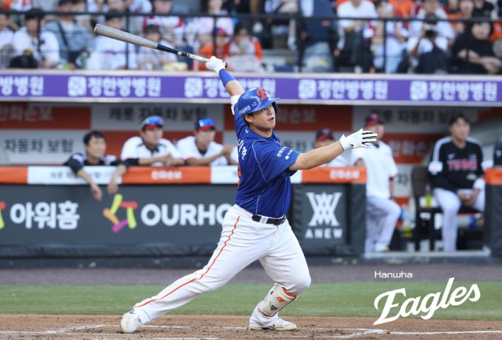 한화 노시환이 26일 LG와 홈 경기에서 타구를 날린 뒤 응시하는 모습. 한화 이글스 