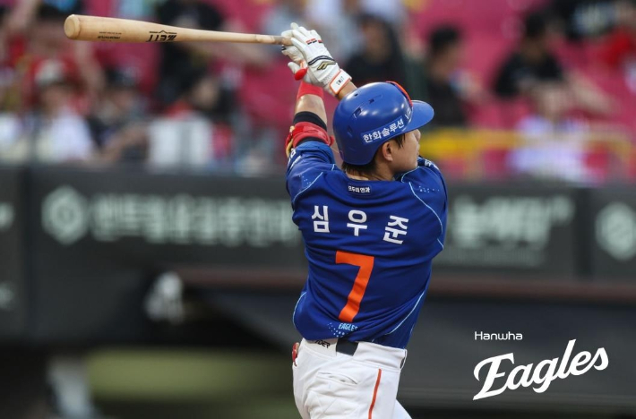 한화 심우준이 22일 KIA와 원정에서 홈런을 날리는 모습. 한화 
