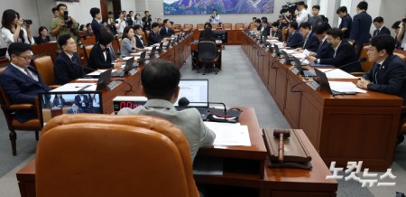 국회 운영위 참석한 여야