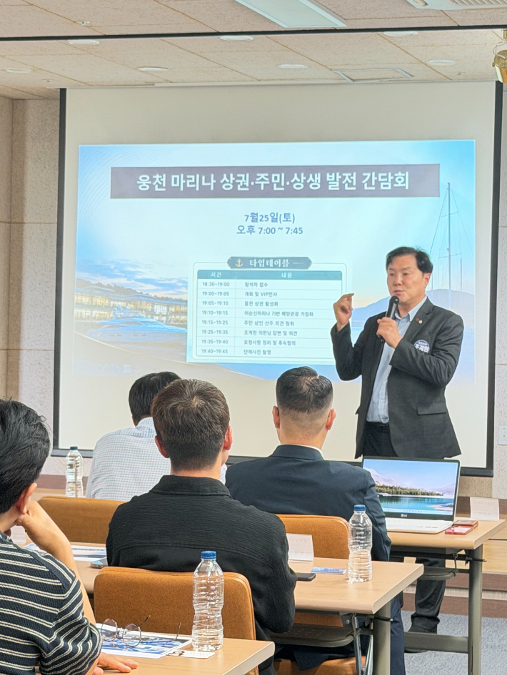 더불어민주당 조계원 의원(여수을)이 웅천 마리나·상권·주민 상생 발전 간담회에 발언하고 있다. 웅천상가번영회 제공
