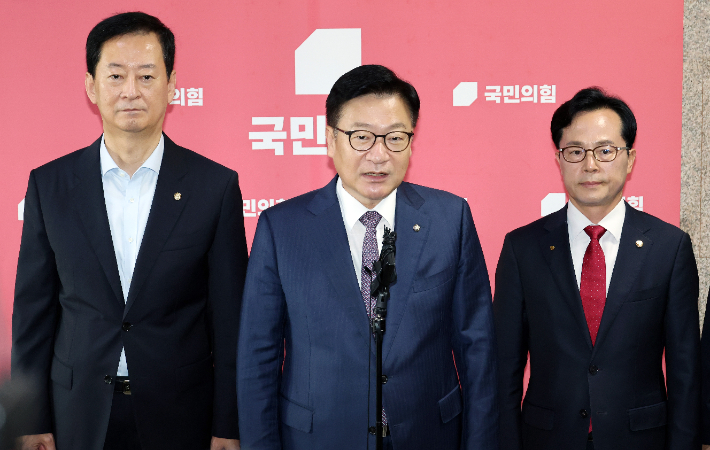 국민의힘 정점식 원내대표가 27일 국회에서 상임위 배정을 둘러싼 권영진 의원과의 충돌 논란과 관련해 입장을 밝히고 있다. 연합뉴스