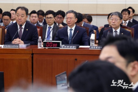 정성호 법무부 장관이 27일 서울 여의도 국회에서 열린 법제사법위원회 전체회의에 출석해 자리하고 있다.