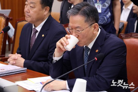 정성호 법무부 장관이 27일 서울 여의도 국회에서 열린 법제사법위원회 전체회의에서 물을 마시고 있다.