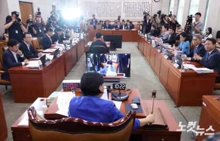 27일 서울 여의도 국회에서 열린 법제사법위원회 전체회의에서 서영교 위원장이 의사봉을 두드리고 있다.