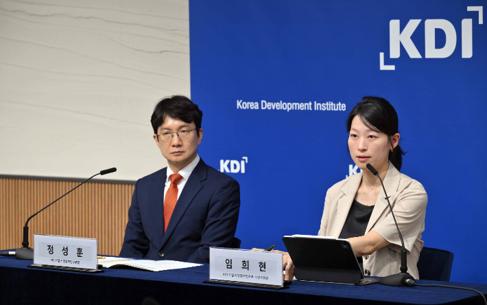 한국개발연구원(KDI) 임희현(오른쪽) 연구위원과 정성훈 선임연구위원. KDI 제공
