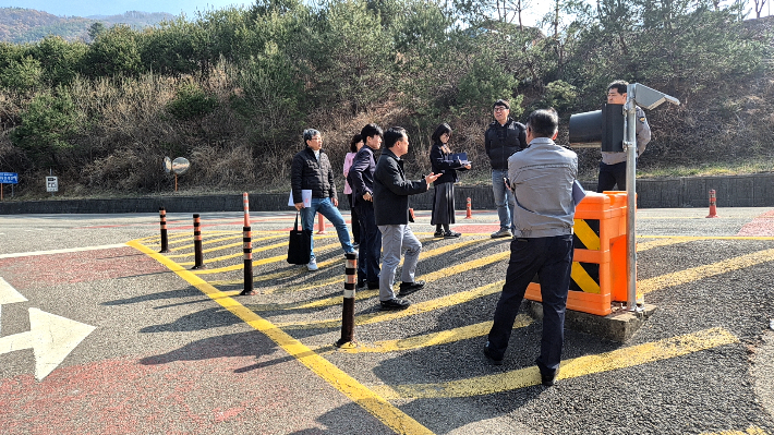 산청지역 통학 안전 협의체가 산청 관내 초등학교 통학로를 합동점검하는 모습. 경남교육청 제공