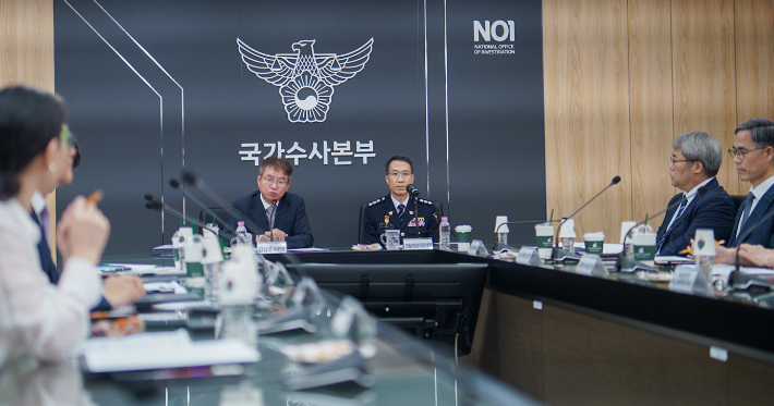 27일 서울 서대문구 경찰청에서 열린 경찰 수사 신뢰 제고를 위한 쇄신 태스크포스(TF) 첫 회의에 TF 위원장을 맡은 김남준 법무법인 시민 변호사와 유재성 경찰청장 직무대행이 참석하고 있다. 경찰청 제공