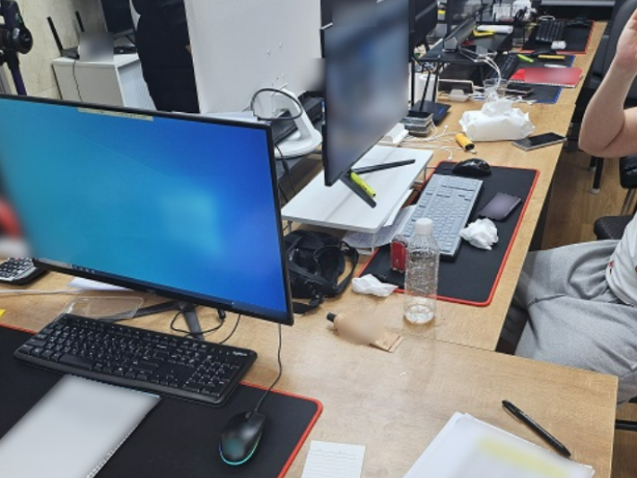 부산의 한 오피스텔에 차려진 불법 도박사이트 운영진들의 사무실 모습. 부산경찰청 제공  