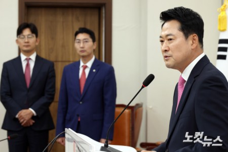 국민의힘 장동혁 대표가 27일 서울 여의도 국회에서 중앙선관위 선거 소청 심리에 참석하기에 앞서 기자회견을 하고 있다.