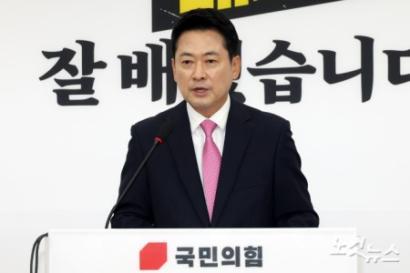국민의힘 장동혁 대표가 27일 서울 여의도 국회에서 중앙선관위 선거 소청 심리에 참석하기에 앞서 기자회견을 하고 있다.