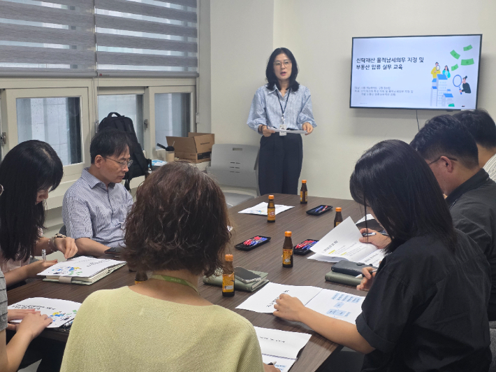 구청 세무과 징수팀장과 부동산 압류 담당자를 대상으로 '신탁재산 부동산 압류 담당자 역량강화교육'을 하는 모습. 수원시 제공