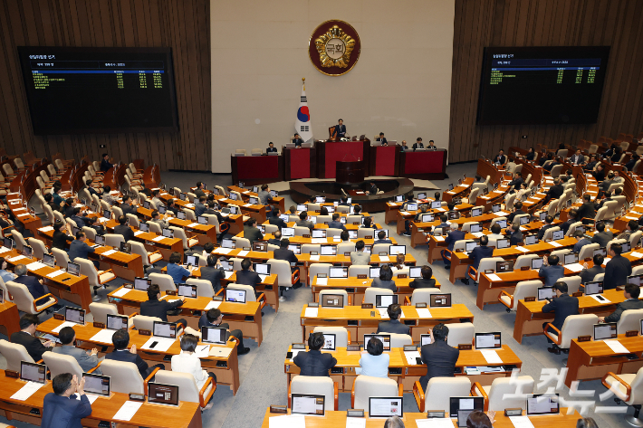 23일 서울 여의도 국회에서 열린 제437회국회(임시회) 제2차 본회의 모습. 윤창원 기자 