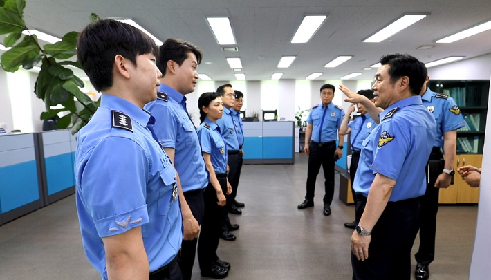 고민관 해양경찰교육원장(우측)이 취임식 직후 직원들과 대화하고 있다. 해경교육원 제공