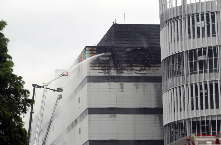 21일 오전 인천 서해구 쿠팡 물류센터에서 잔불 진화 작업이 이뤄지고 있다. 소방당국은 전날 오후 8시쯤 화재 발생 61시간만에 큰 불을 잡고 초진을 선언했다. 연합뉴스