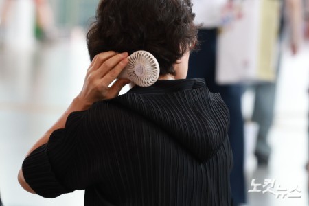 27일 서울 용산구 서울역 대합실에서 열차를 기다리는 시민들이 손선풍기로 더위를 식히고 있다. 이날 행정안전부는 오후 3시부로 폭염 재난 위기경보를 