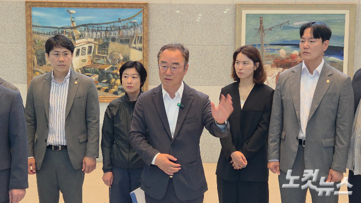 김종익(가운데) 시의원이 폭행사건 당시 상황을 설명하고 있다. 김대기 기자