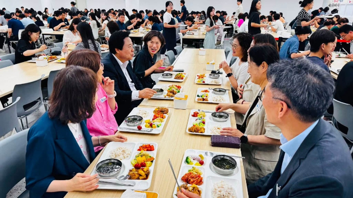 직원들과 식사중인 강기윤 창원시장. 창원시 제공 