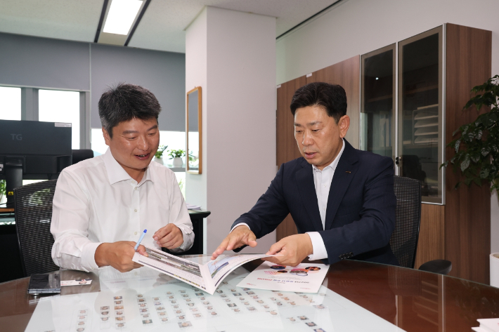 박창환 예산총괄심의관과 박용선(오른쪽) 포항시장. 포항시 제공