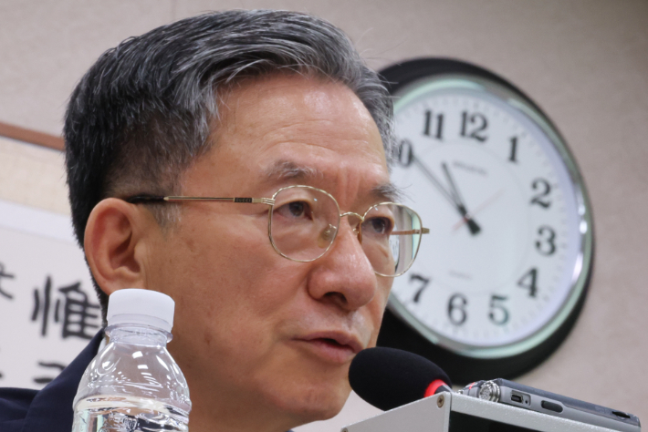 정성호 법무부 장관이 27일 국회에서 열린 법제사법위원회 전체회의에서 의원 질의에 답하고 있다. 연합뉴스